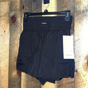 NWT Lululemon lightweight SHR Training short 4”